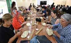 Kadirli ilçesinde kadınlar belediye kursunda sepet örmeyi öğreniyor