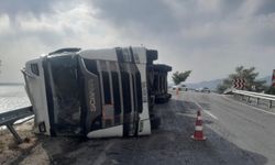 Anamur'da devrilen tırın sürücüsü yaralandı