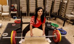 Görme engelli halterci Gülistan'ın Mersin'de aldığı 2 madalya sevincini katladı