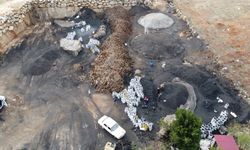 Mersin'de işçiler meşe odunlarını mangal kömürüne dönüştürüyor