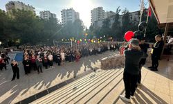 Adana’da aynı anda kanseri yenip okula dönen iki öğrenci, balonlarla karşılandı