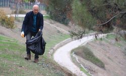Adana'da çevre gönüllüleri Seyhan Nehri'nin çevresindeki atıkları topladı
