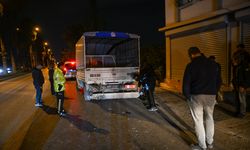 Adana'da kamyonete ve iş yerinin duvarına çarpan otomobildeki çocuk öldü