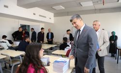 Akdeniz Belediyesinden lise öğrencilerine kaynak kitap desteği