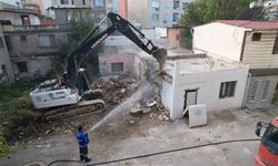 Akdeniz ilçesinde ağır hasarlı müstakil ev kontrollü yıkıldı