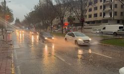 Antalya'da kuvvetli rüzgar ve sağanak etkili oluyor