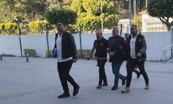 Antalya'da sahibi olduğu markette tartıştığı 2 kişiyi öldüren cinayet zanlısı adliyeye sevk edildi