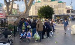 Antalyalı çiftçi ürünlerin çöpe dökülmesine tepki olarak 200 marulu ücretsiz dağıttı