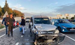 Arızalanan park halindeki otomobile hafif ticari araç çarptı: 2 yaralı