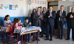 AYSAD üyeleri Hatay'daki depremzede çocuklara ayakkabı dağıttı