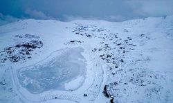 Bayburt'taki Aydıntepe Göleti'nin yüzeyi buz tuttu