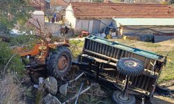 Burdur’da otomobille çarpışan traktör devrildi: 3 yaralı