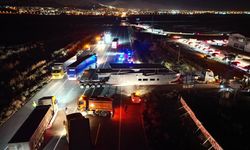 Erzurum-Artvin kara yolunda dorsesi yola oturan gemi yüklü tır ulaşımı aksattı