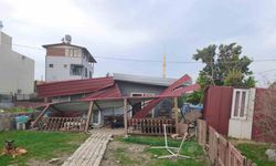 Fırtınanın çatısını uçurduğu evde mahsur kalan 3 kişiyi itfaiye kurtardı