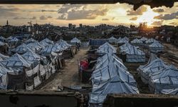 Gazze'de şiddetli yağış yerinden edilen Filistinlilerin çadırlarını sular altında bıraktı