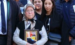 Genç paramedik sigara isteme bahanesiyle gasp ve darp edilip öldürüldü, anne duruşmaya oğlunun fotoğrafıyla geldi