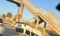 Hatay’da Otomobil Üst Geçide Çarptı, Sürücü Yaralı