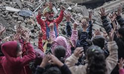 İsrail saldırılarında ailesini kaybeden Gazzeli palyaço, acısına rağmen çocukları güldürüyor