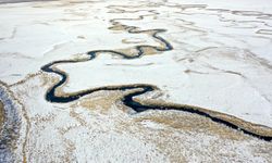 Karla beyaza bürünen Göle Ovası'ndaki menderesler dronla görüntülendi