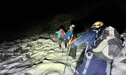 Karla kaplı dağa tırmanıp mahsur kalan 3 arkadaş kurtarıldı