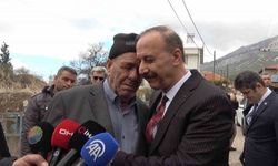 Kayıp baş arama çalışmalarında acılı baba, Vali Erin’e sarılarak gözyaşlarına boğuldu
