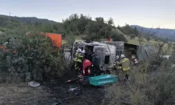 Hatay’da Facia Gibi Kaza: Tır Yandı, Anguslar Otobana Saçıldı