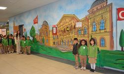 Kocaeli'de öğrenciler hayat bilgisi dersinde öğrendiklerini okul koridorlarına çizilen resimlerle pekiştiriyor