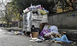 Maltepe Belediyesi'nde iş bırakma nedeniyle ilçede çöpler birikti