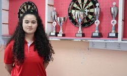 Milli dartçı Zehra Gemi, İngiltere'de altın madalya kazandı