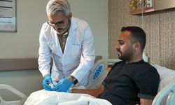 Motosiklet kazasında parmağı kopan genç mikrocerrahiyle parmağına kavuştu