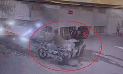Motosikletlerin kafa kafaya çarpıştığı anlar kameraya yansıdı