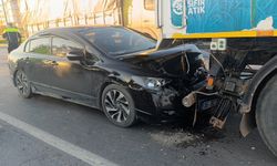 Otomobil yol süpürme aracıyla çarpıştı