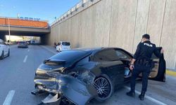 Porsche otomobil önce bir araca sonra alt geçit duvarına çarptı: 1 yaralı