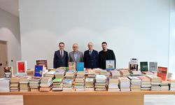 Prof. Dr. Fahrettin Tızlak’tan Antalya Kütüphanesi’ne 2000 kitaplık değerli bağış