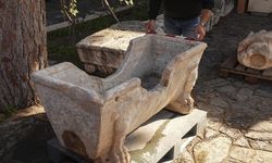 Romalı seçkinlerin kullandığı mermer küvet çeşme yalağına çevrilmiş