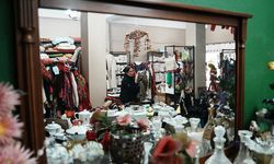 Sandıklardan çıkan asırlık çeyizler ikinci el dükkanında alıcı buluyor