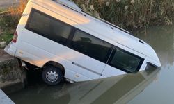 Serik'te minibüs sulama kanalına düştü