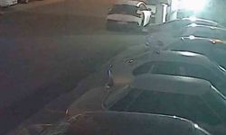 Şiddetli fırtınayla harekete geçen çöp konteyneri, iki otomobilin arasında durdu o anlar kamerada