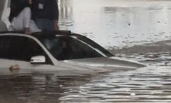 Suda mahsur kalan araçtaki 2 kişiyi itfaiye ekipleri kurtardı