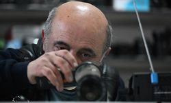 'Tek elle' sarıldığı mesleğinde fotoğraf makinelerine hayat veriyor