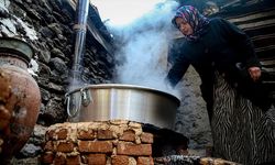 Uludağ'ın ormanlarından toplanan kozalaklardan pekmez yapıyorlar