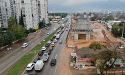 Yapımı devam eden köprülü kavşak inşaatı pideciye takıldı