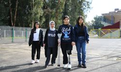 6 ŞUBAT DEPREMLERİNİN ÜÇÜNCÜ YILI - Enkazdan kurtarıldıktan sonra protezle ayağa kalkan Tuğba yeşil sahada moral buldu