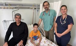 Ameliyat öncesi kalbi duran 11 yaşındaki Azat, doktorların kritik müdahalesiyle hayata döndürüldü