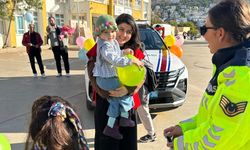 Antalya'da kanseri yenen çocuk için gökyüzüne balonlar bırakıldı