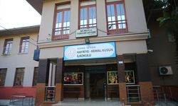 Babaları tarafından öldürülen kardeşlerin karneleri sıralarına konuldu