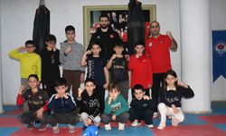 Caminin kullanılmayan bölümü çocuklar için spor salonu oldu