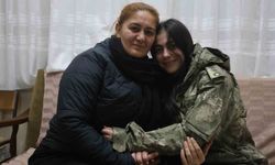 Depremde annesini ve ağabeyini enkazdan kurtaran askerin üşümesin diye kendisine verdiği montu geri verebilmek için 3 yıldır özenle saklıyor