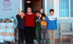 Depremzede kadın, terzilik yaparak engelli babası, oğlu ve 3 kardeşine bakıyor