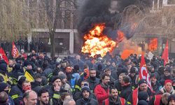 Fransa'da çalışma şartlarını protesto eden itfaiyeciler ile polis arasında arbede çıktı